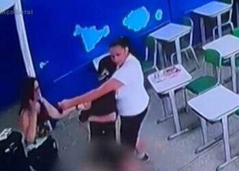 Momento em que a professora de educação física imobilizou e desarmou o aluno | Foto: Reprodução